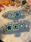 Abrigo/jersey de perro salchicha hecho a mano a crochet - Azul bebé